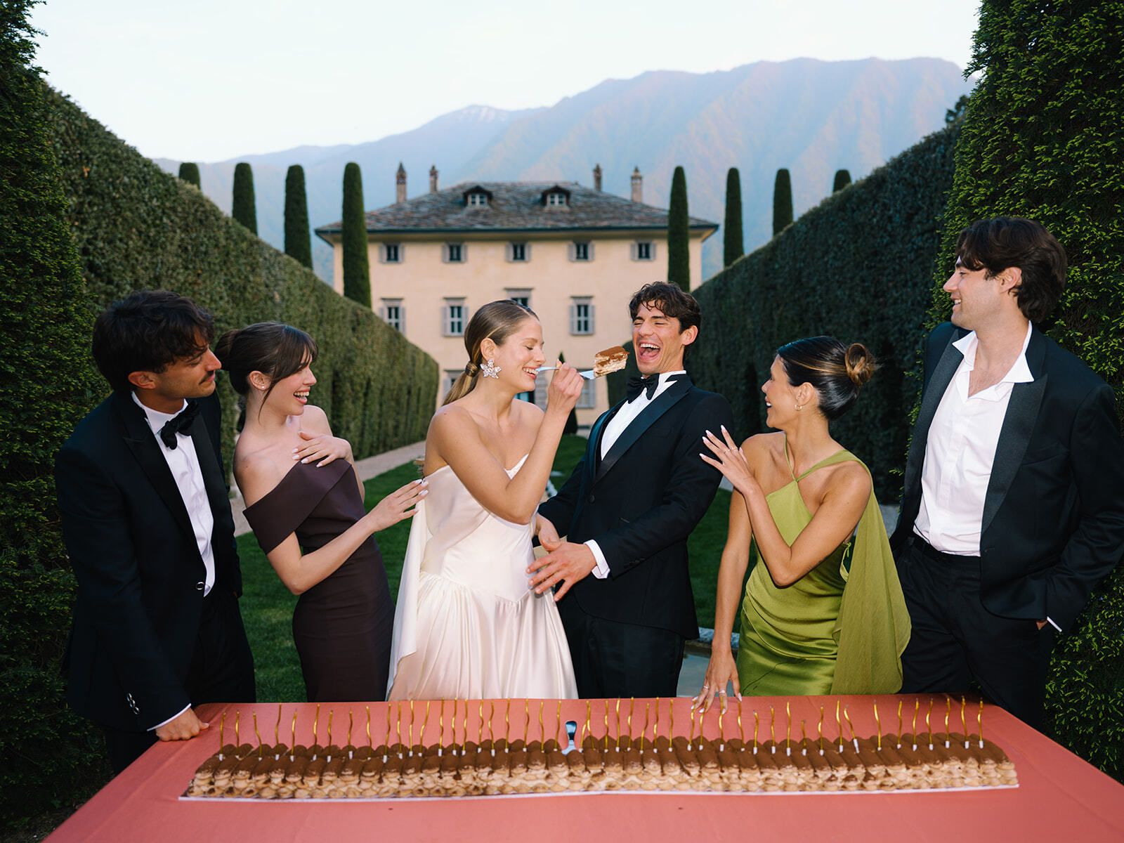 Hochzeitsgesellschaft genießt Torte im Heckengarten der Villa Balbiano