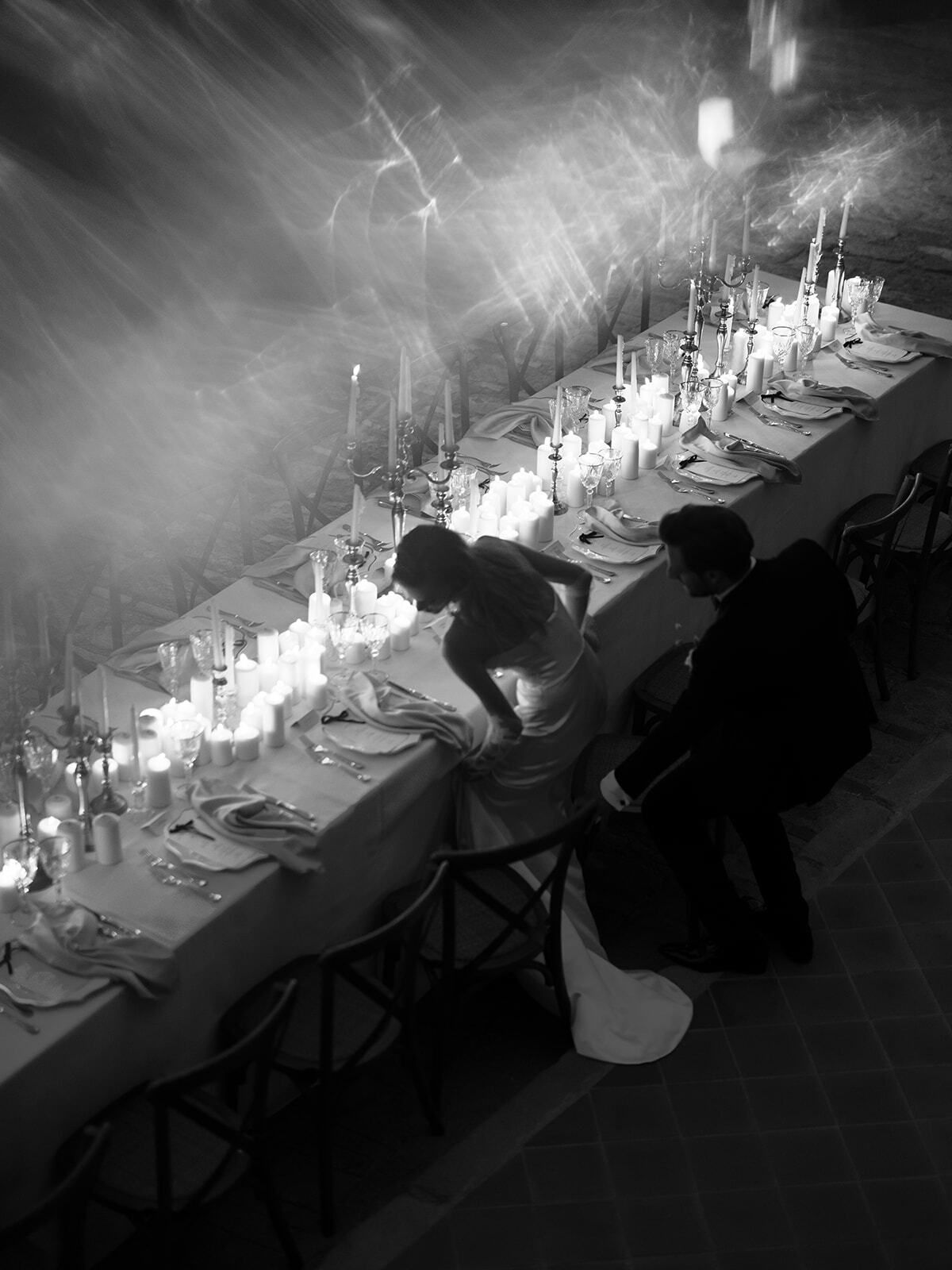 Lange Dinnertafel mit Kerzen von oben, Schwarz-Weiß