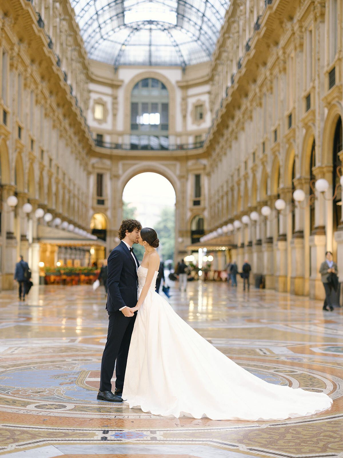 Novios en la Galería Vittorio Emanuele II, Milán