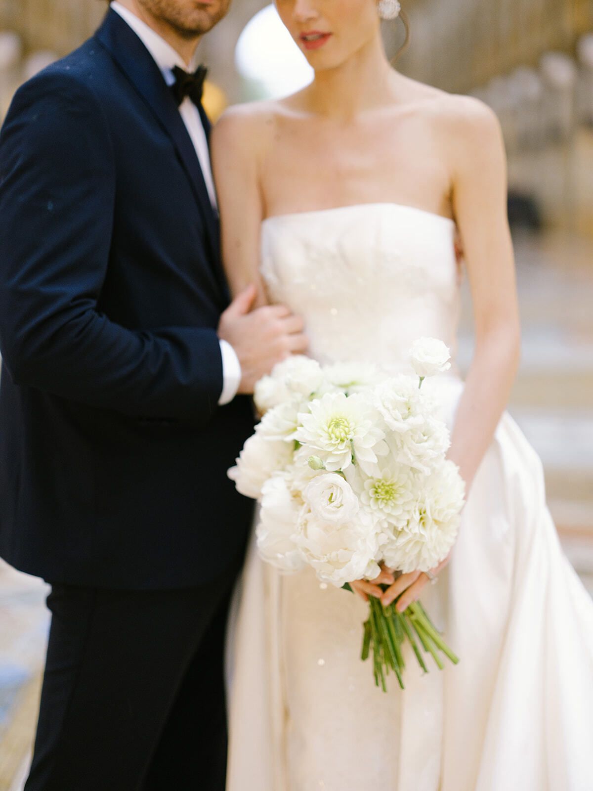 Novia con rosas blancas junto al novio