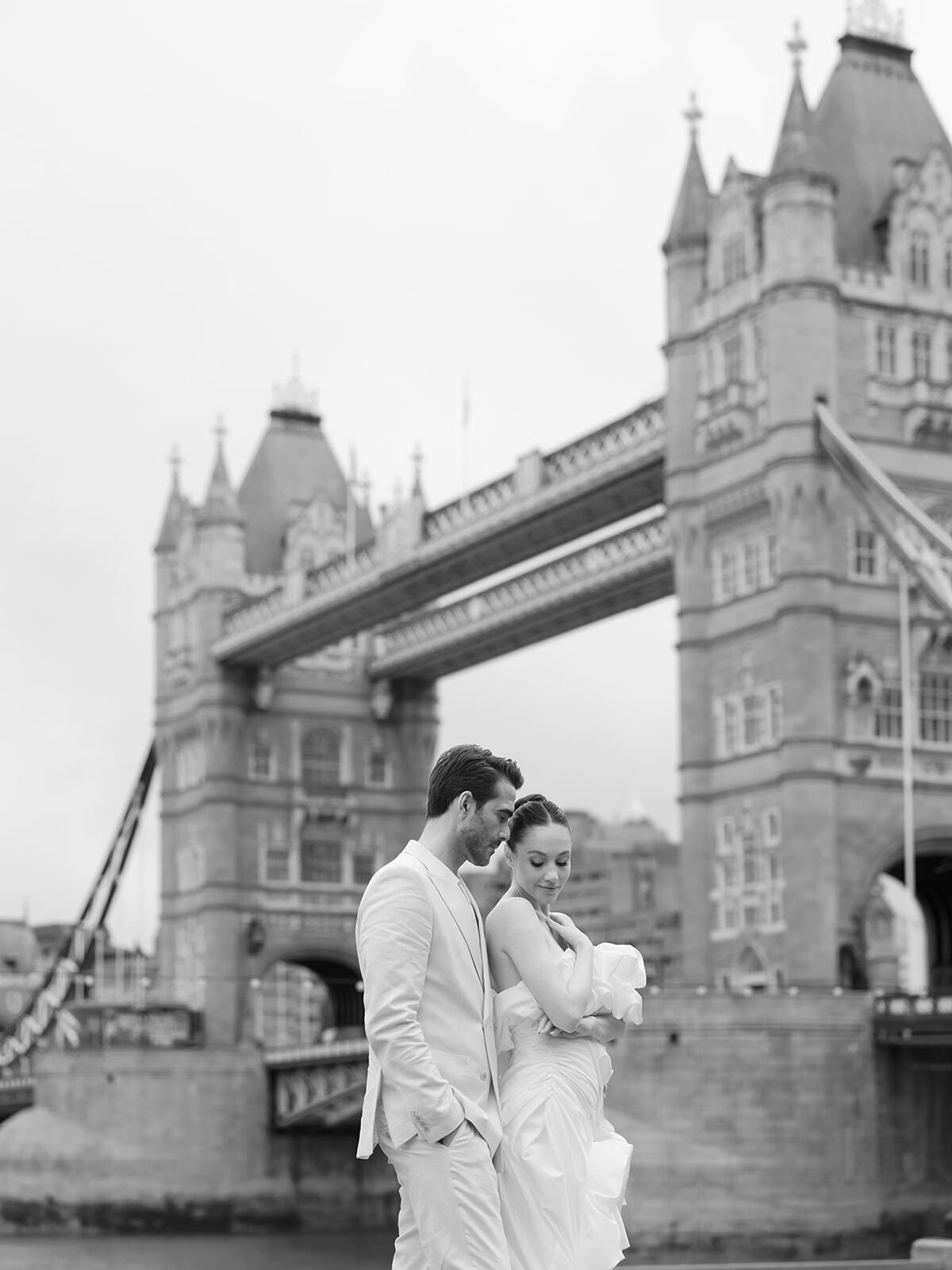Schwarz-Weiß-Foto eines Paares vor der Tower Bridge, London
