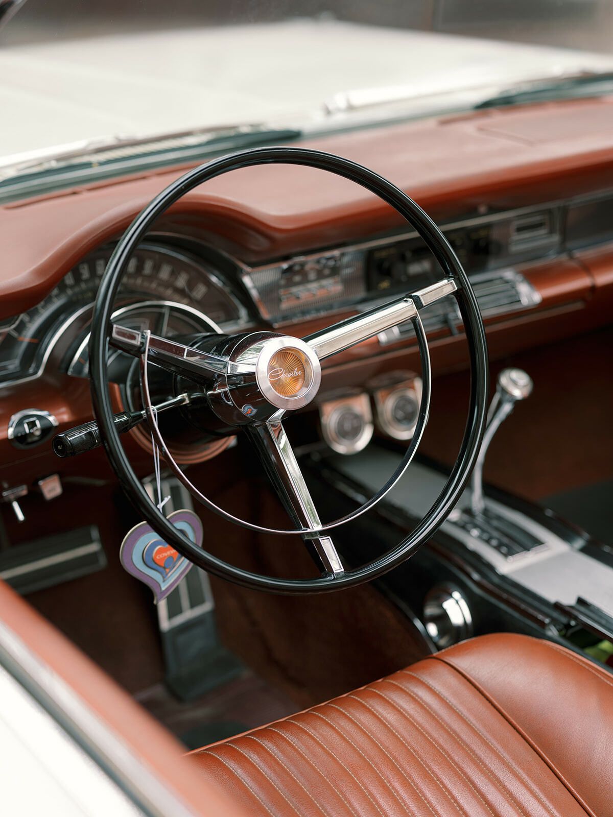 Rote Lederausstattung und Lenkrad eines Oldtimers