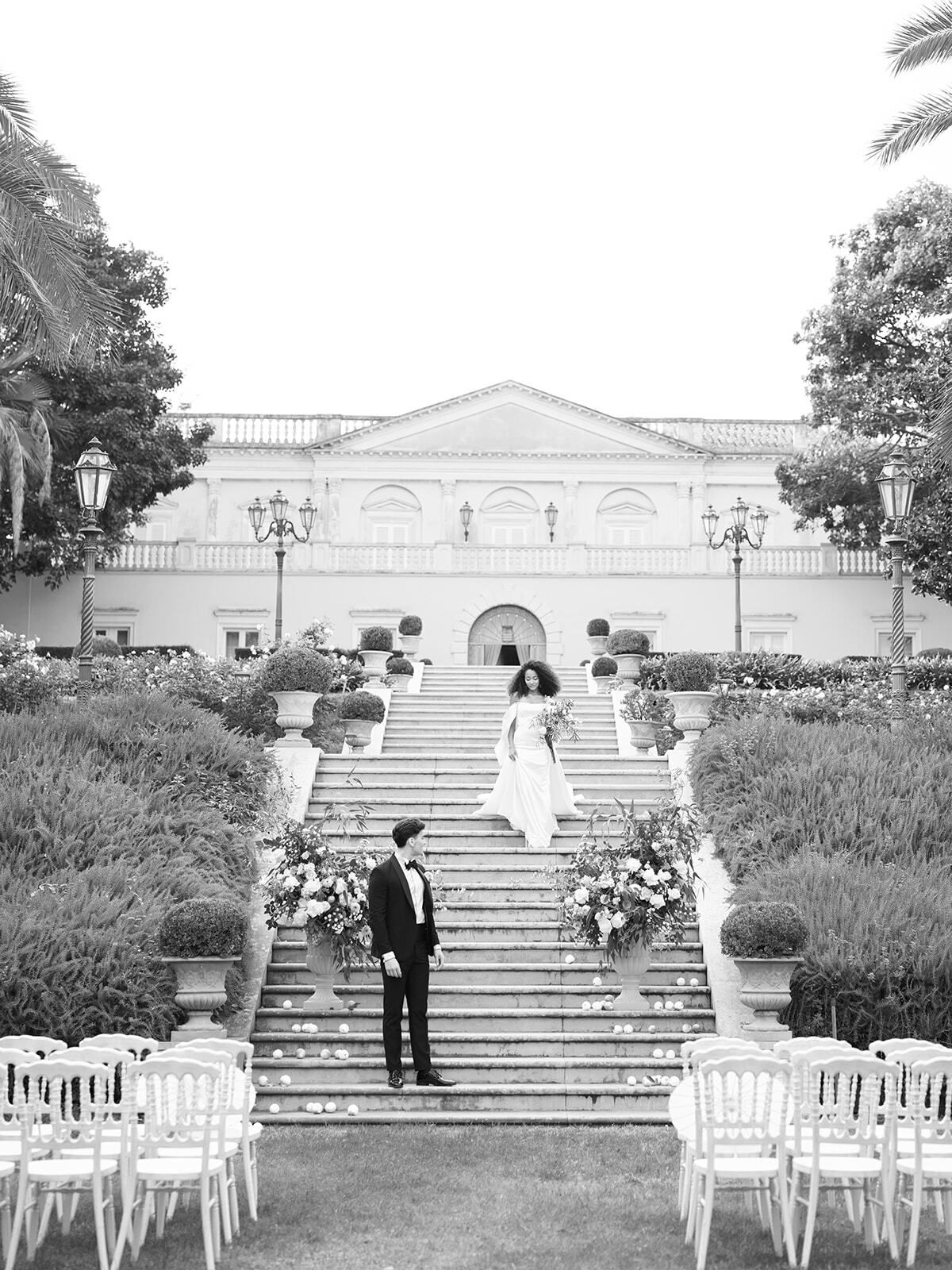 Schwarz-Weiß-Foto eines Paares auf der Prachttreppe einer sizilianischen Villa