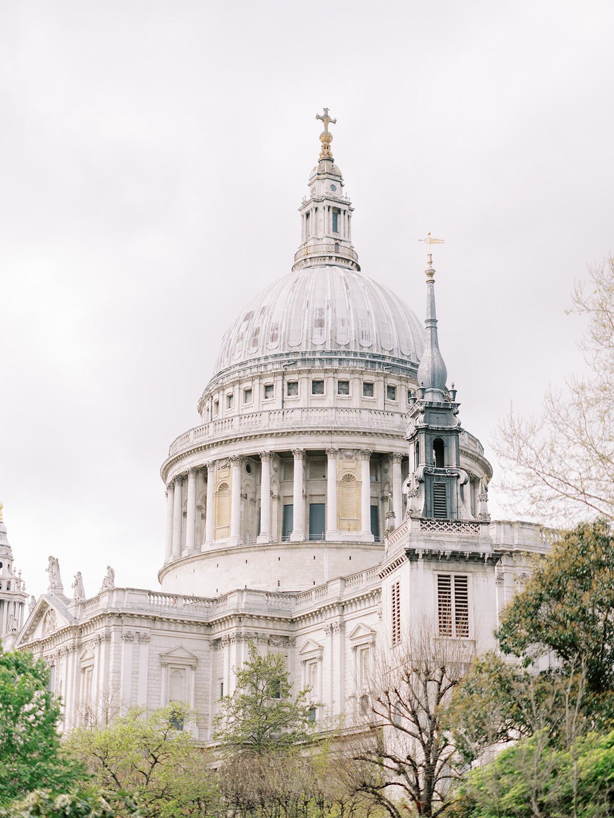 St Paul's Cathedral, umrahmt von Frühlingsbäumen