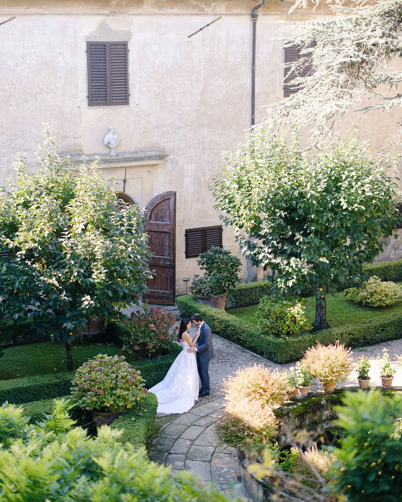 Pareja en el jardín amurallado de Villa Medicea di Lilliano, Toscana