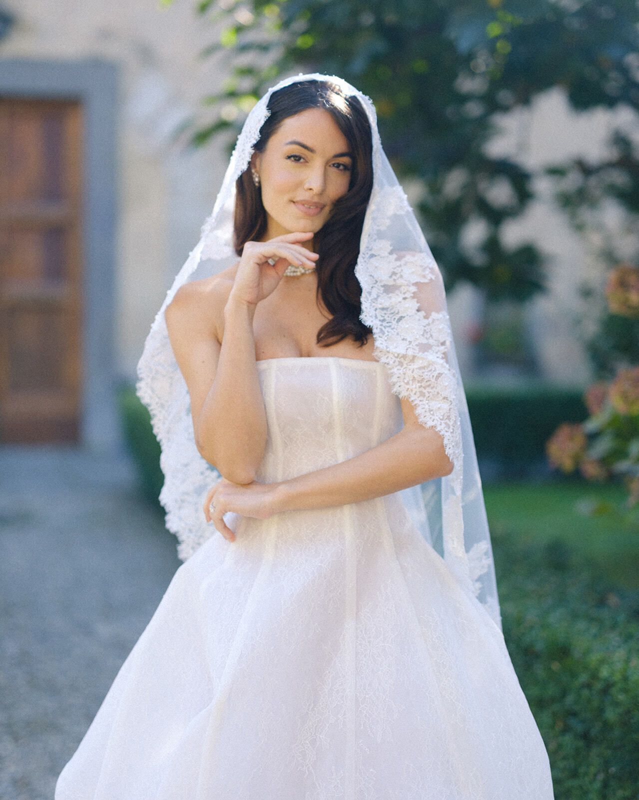 Novia con velo de mantilla de encaje, Toscana