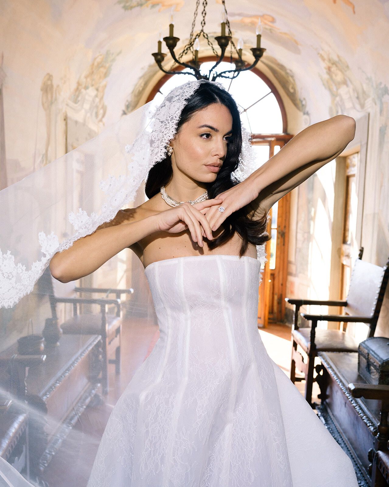 Novia posando en una sala con frescos de Villa Medicea di Lilliano