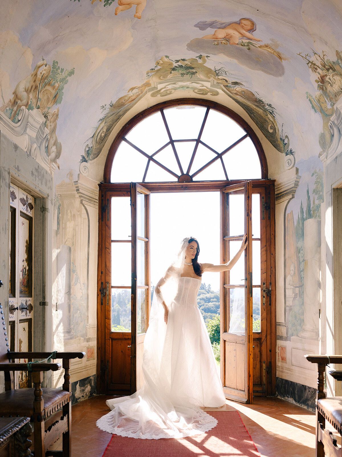 Novia en una ventana en arco de una sala con frescos, Toscana