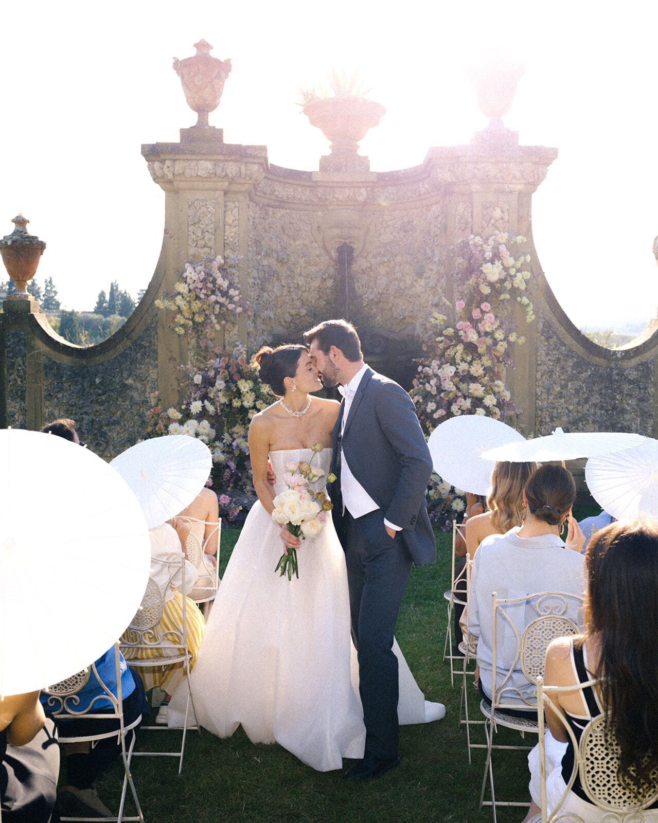 Pareja besándose al final de la ceremonia, Villa Medicea di Lilliano