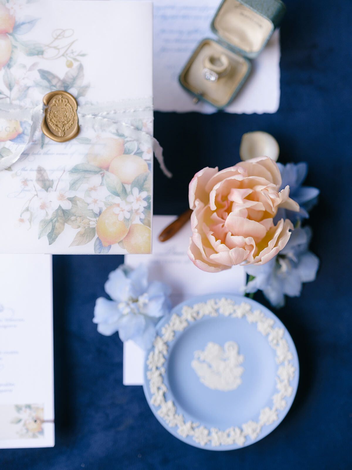 Papelería con una rosa melocotón y un plato Wedgwood azul