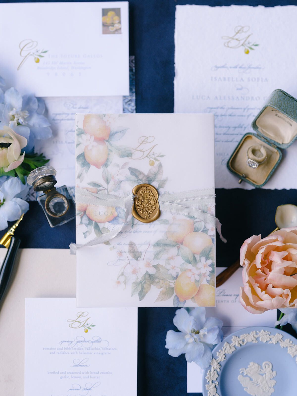 Juego de invitaciones con una peonía melocotón y un estuche de anillo
