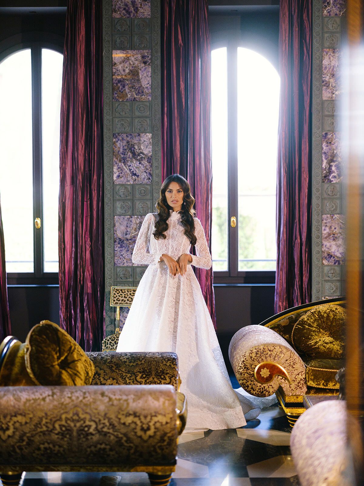 Novia con vestido de encaje en un salón ornamentado de Villa Clara