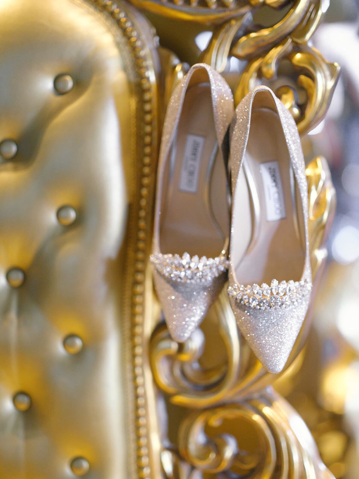 Zapatos con pedrería sobre una silla dorada