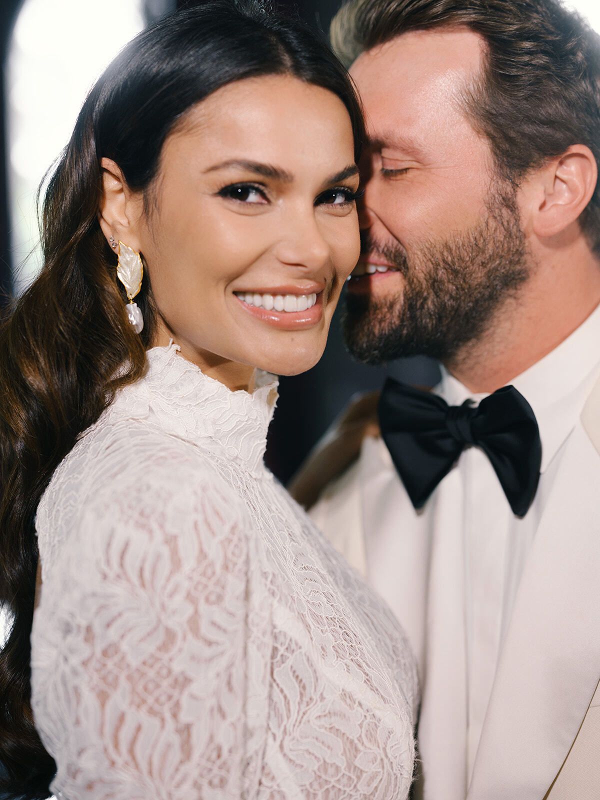 Novios sonriendo mejilla con mejilla