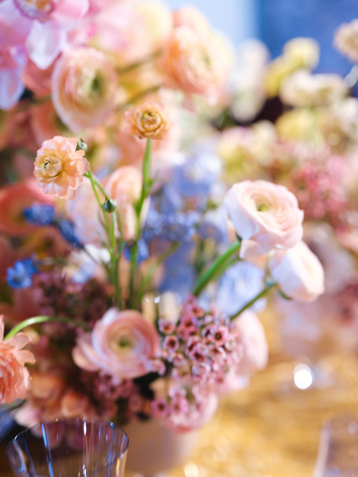 Primer plano de flores rosas y azules