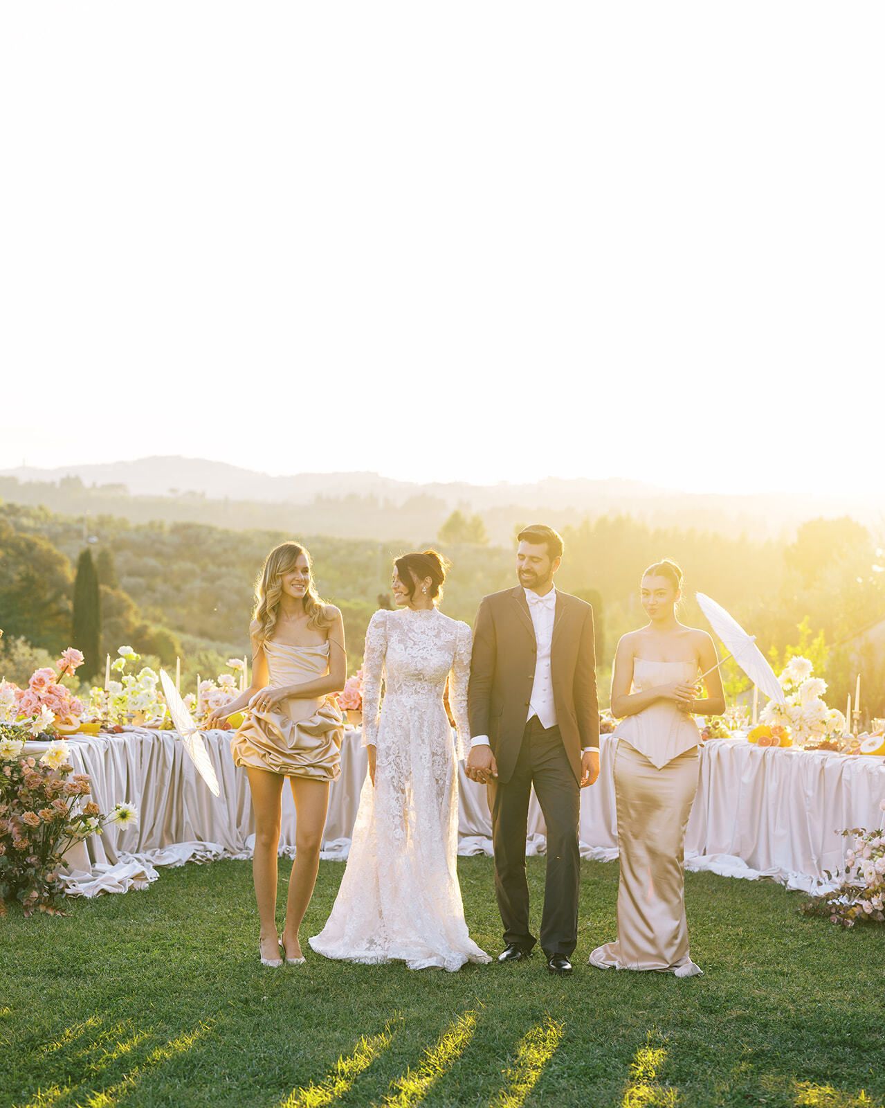 Cortejo nupcial en la mesa del banquete al atardecer, Toscana