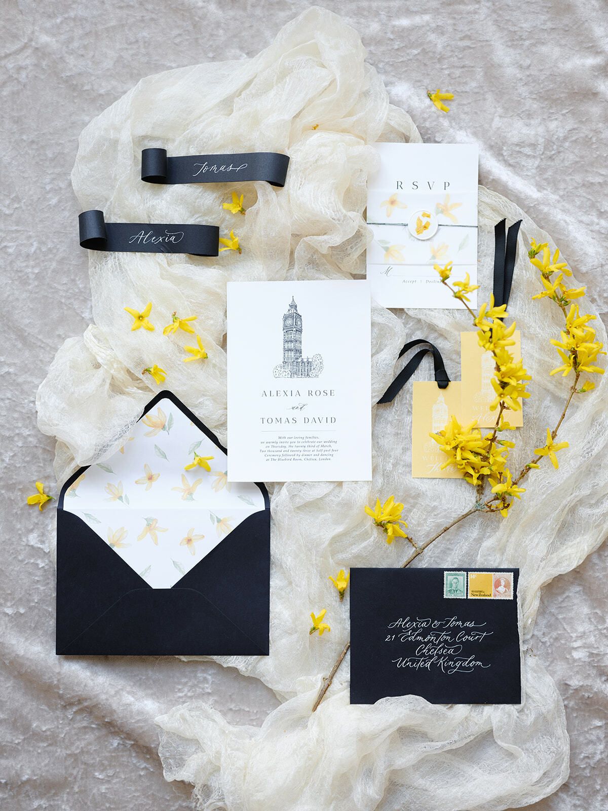 Hochzeitspapeterie mit Big-Ben-Illustration und marineblauen Umschlägen