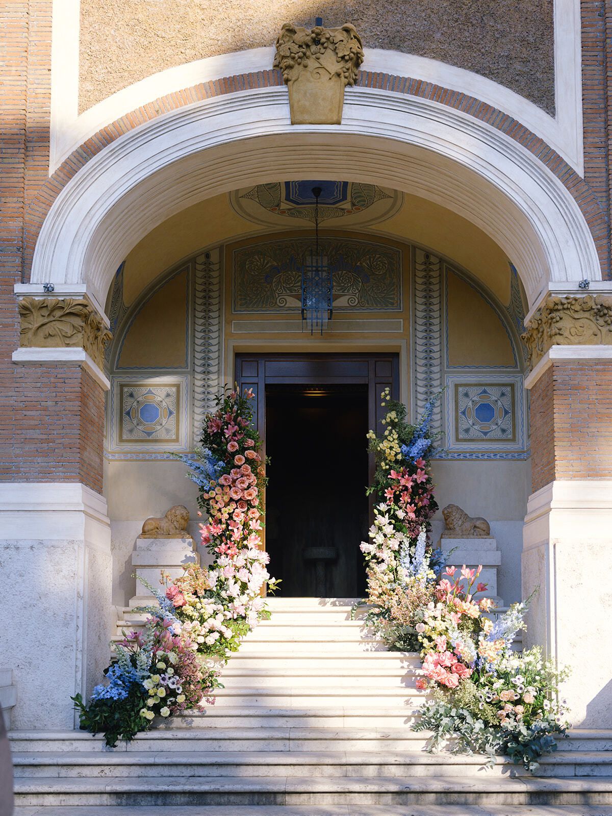 Escalinata de entrada de Villa Clara flanqueada de flores, Roma