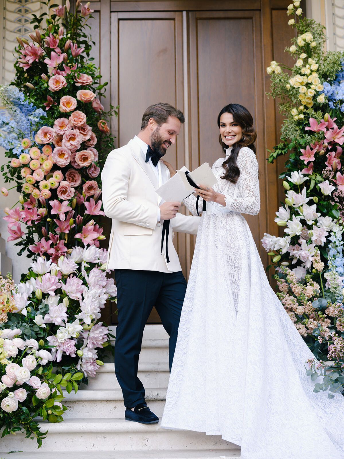 Novios leyendo sus votos entre columnas florales, Roma