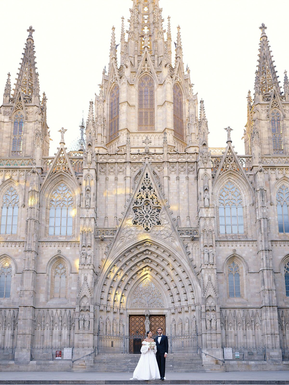 Brautpaar vor der Kathedrale von Barcelona