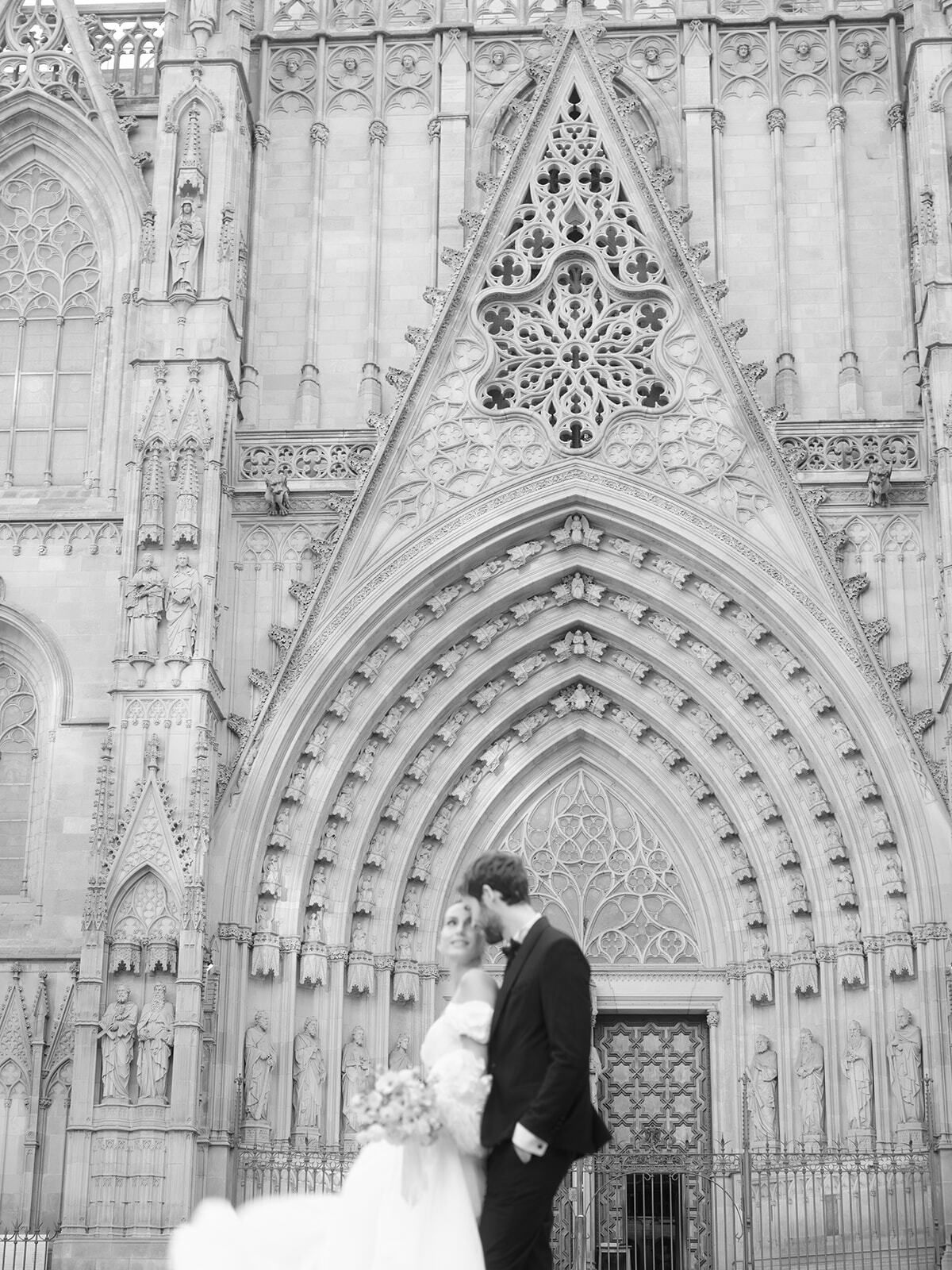 Schwarz-Weiß-Foto eines Paares am Portal der Kathedrale von Barcelona