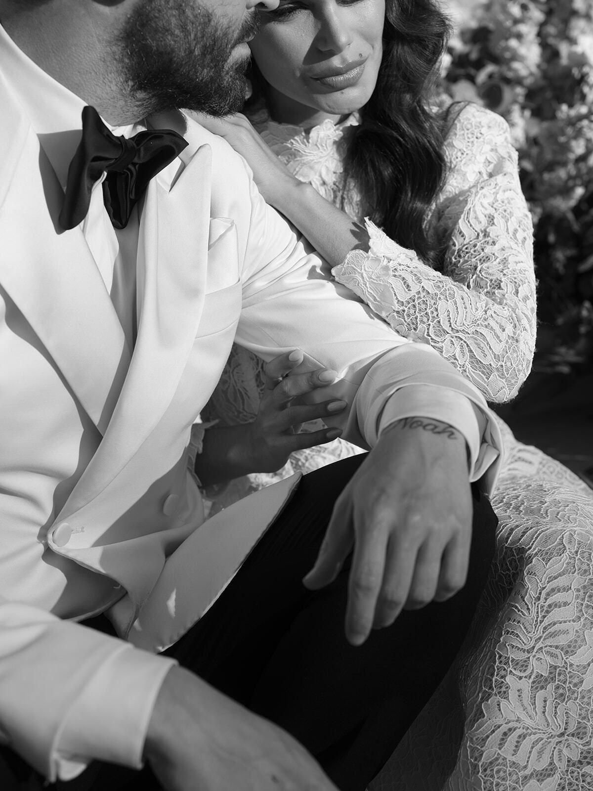 Foto en blanco y negro de la novia apoyada en el novio