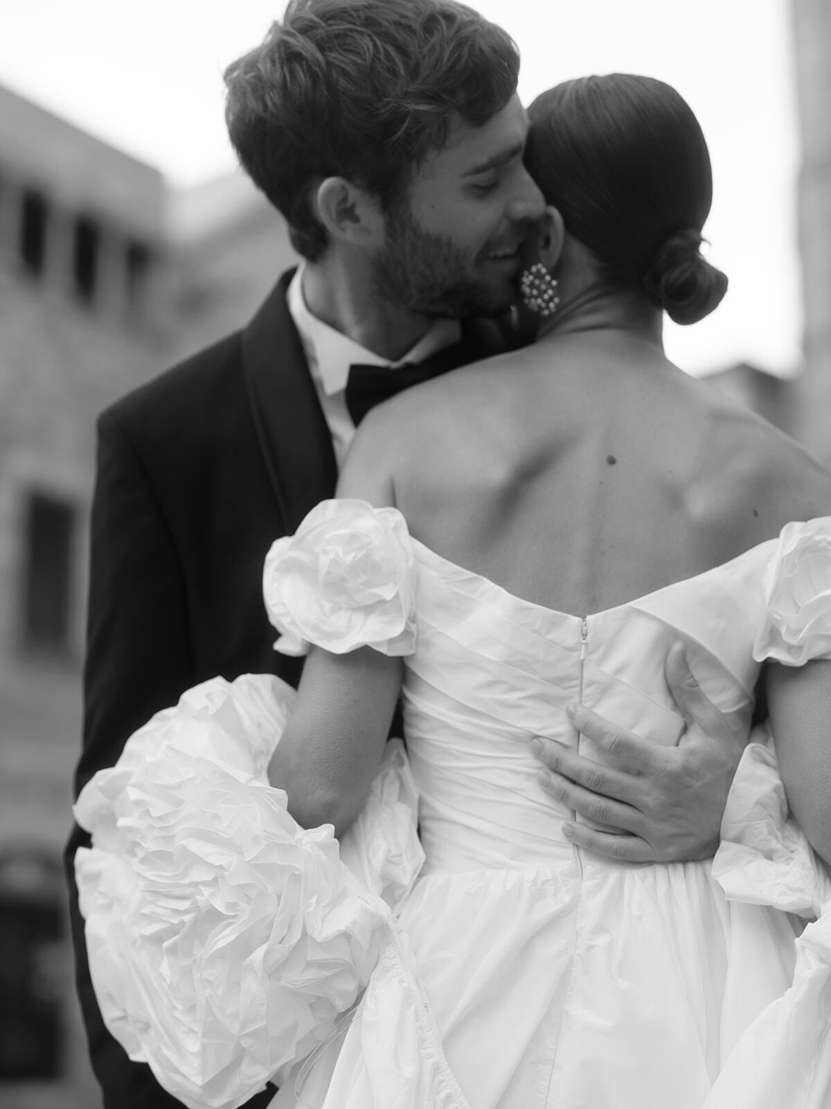 Abrazo en blanco y negro de una pareja en una calle de Barcelona