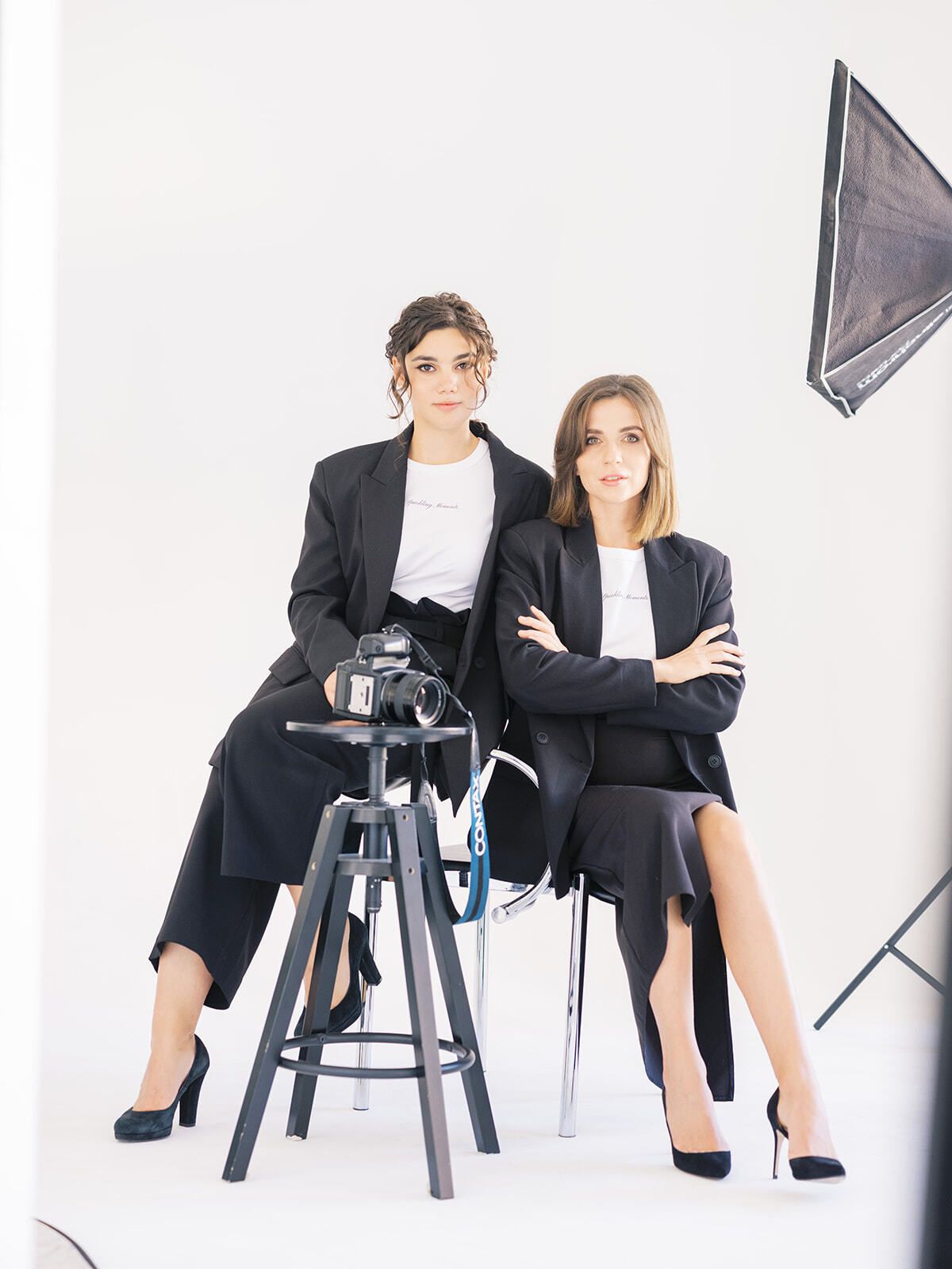 Anna et Diana, fondatrices de Sparkling Moments, dans un studio photo