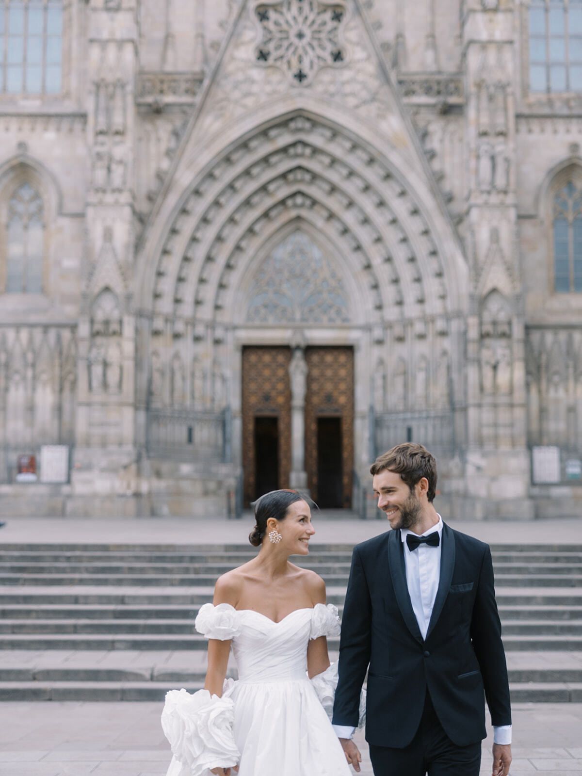Novios en la escalinata de la Catedral de Barcelona