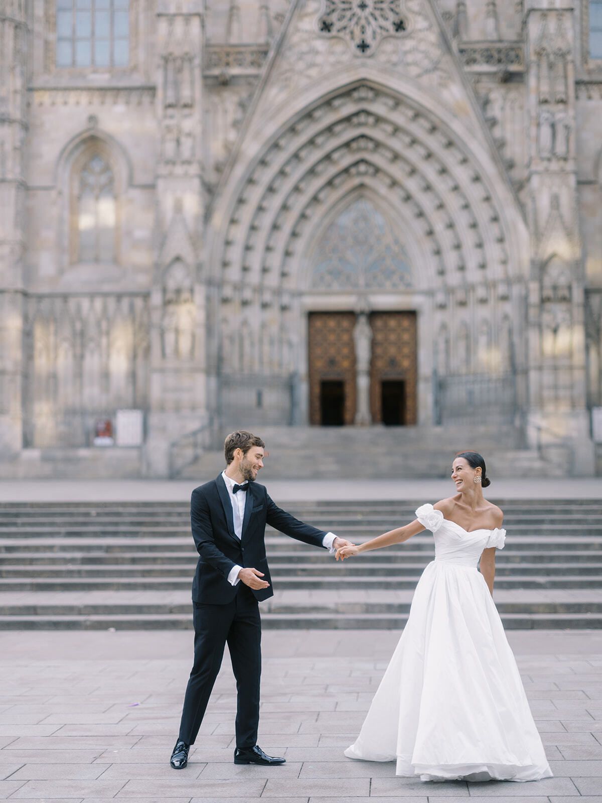 Novios de la mano en la plaza de la Catedral de Barcelona