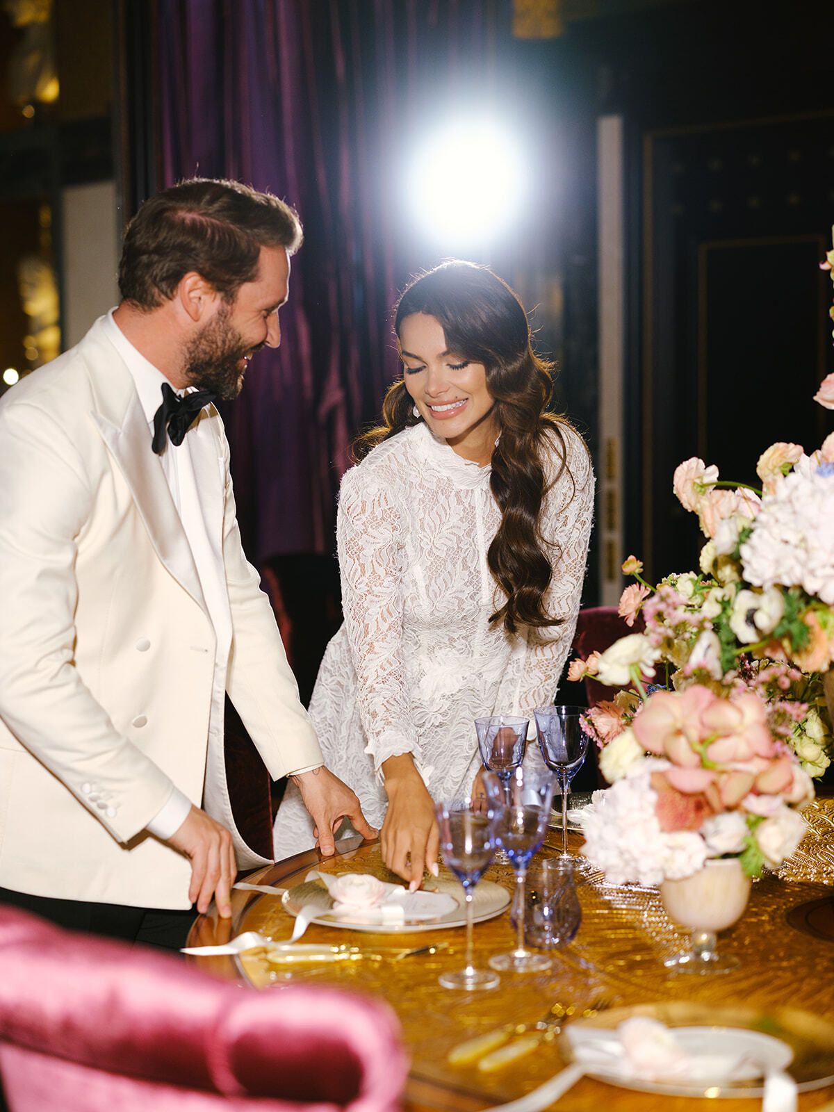 Novios riendo en la mesa de la cena
