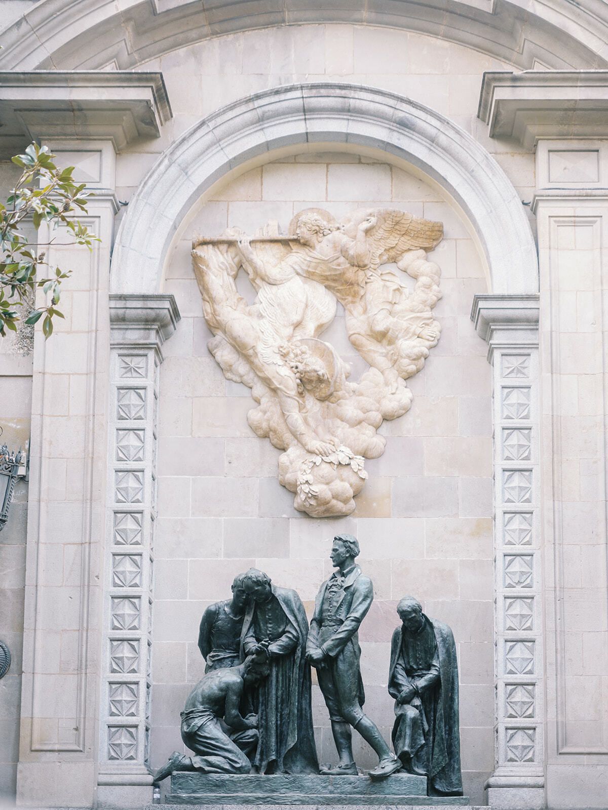 Steinrelief und Bronzeskulpturen an einer Mauer im Gotischen Viertel, Barcelona