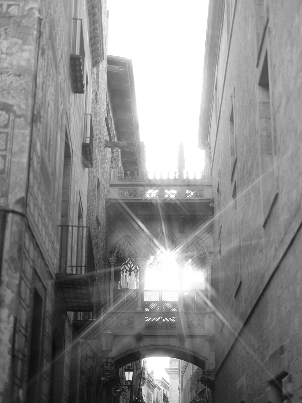 Puente del Obispo en blanco y negro, Barrio Gótico de Barcelona