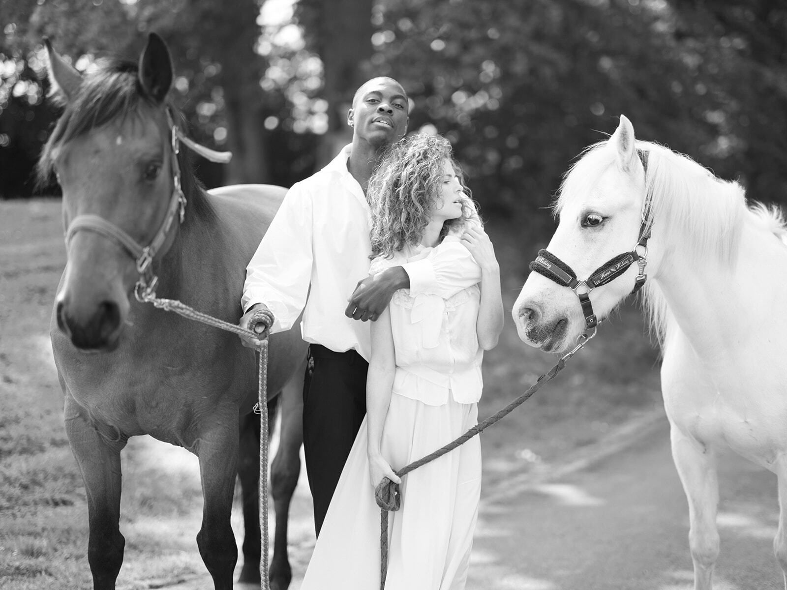 Foto en blanco y negro de una pareja con dos caballos en Normandía