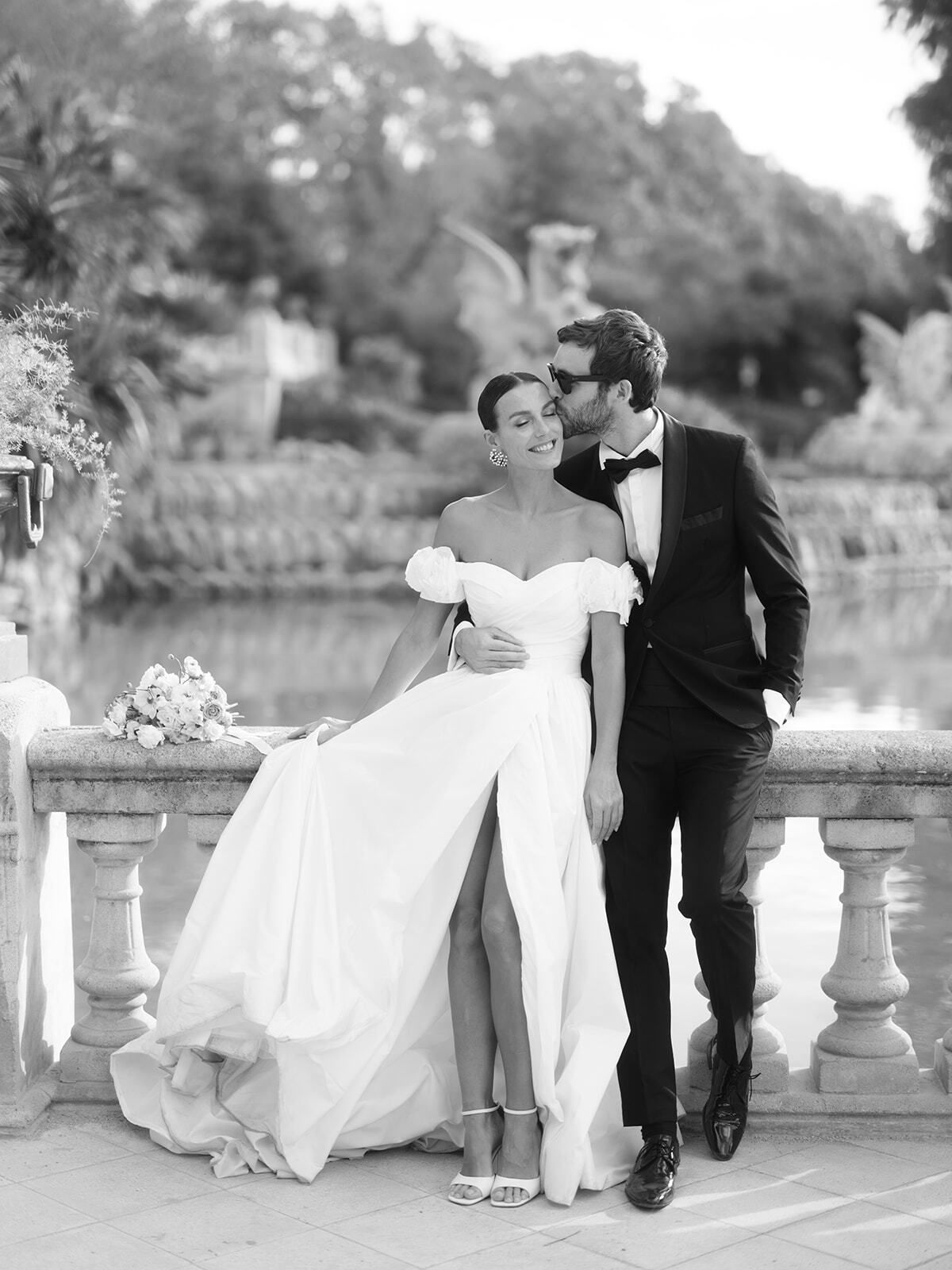 Foto en blanco y negro de una pareja en la fuente de la Ciutadella, Barcelona