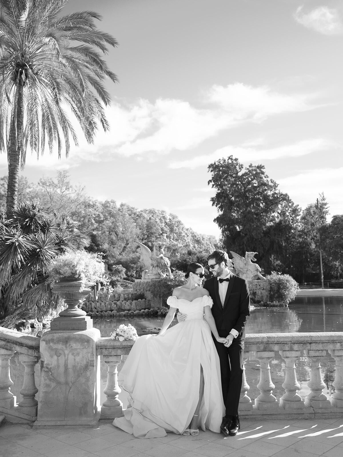Foto en blanco y negro de unos novios en el Parque de la Ciutadella, Barcelona