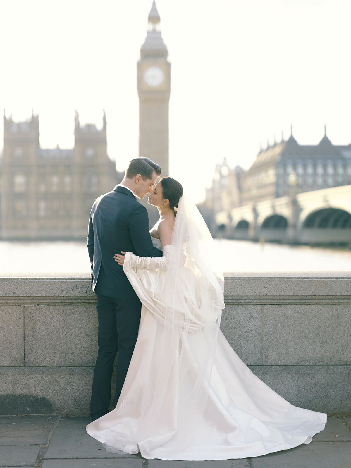 Brautpaar küsst sich auf der Westminster Bridge mit Big Ben im Hintergrund