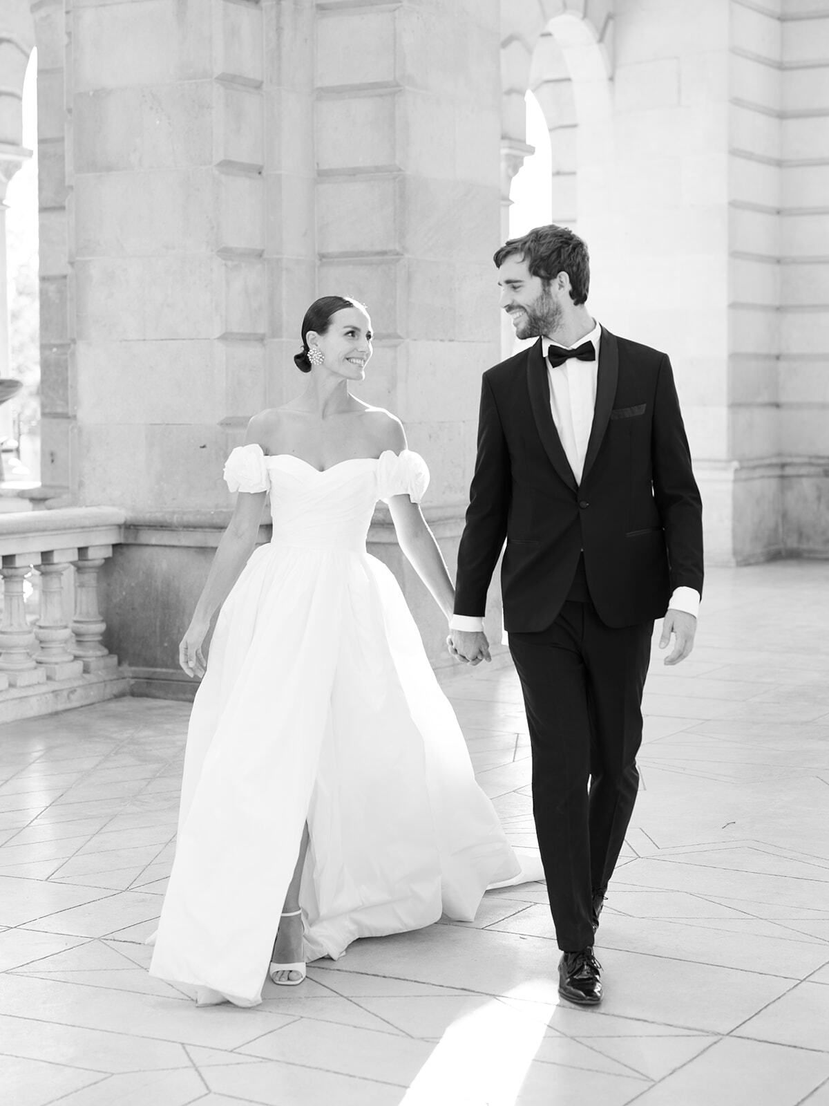 Foto en blanco y negro de una pareja paseando de la mano, Barcelona