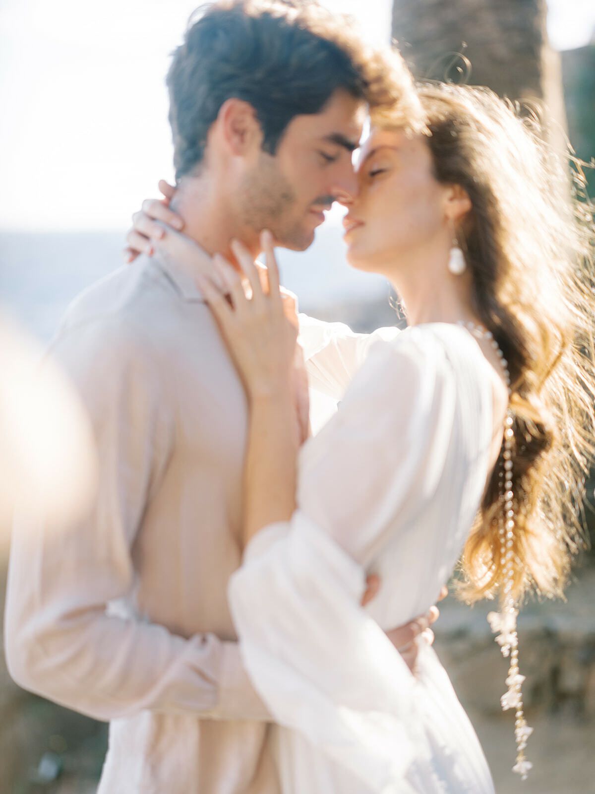 Pareja abrazada al amanecer en la costa