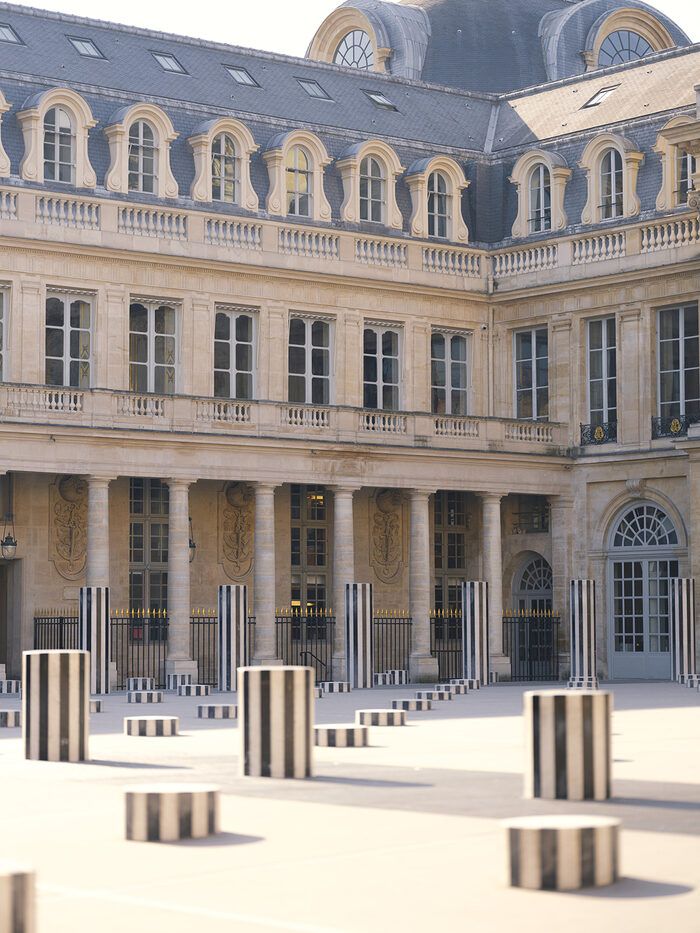 Colonnes de Buren (schwarz-weiße Säulen)