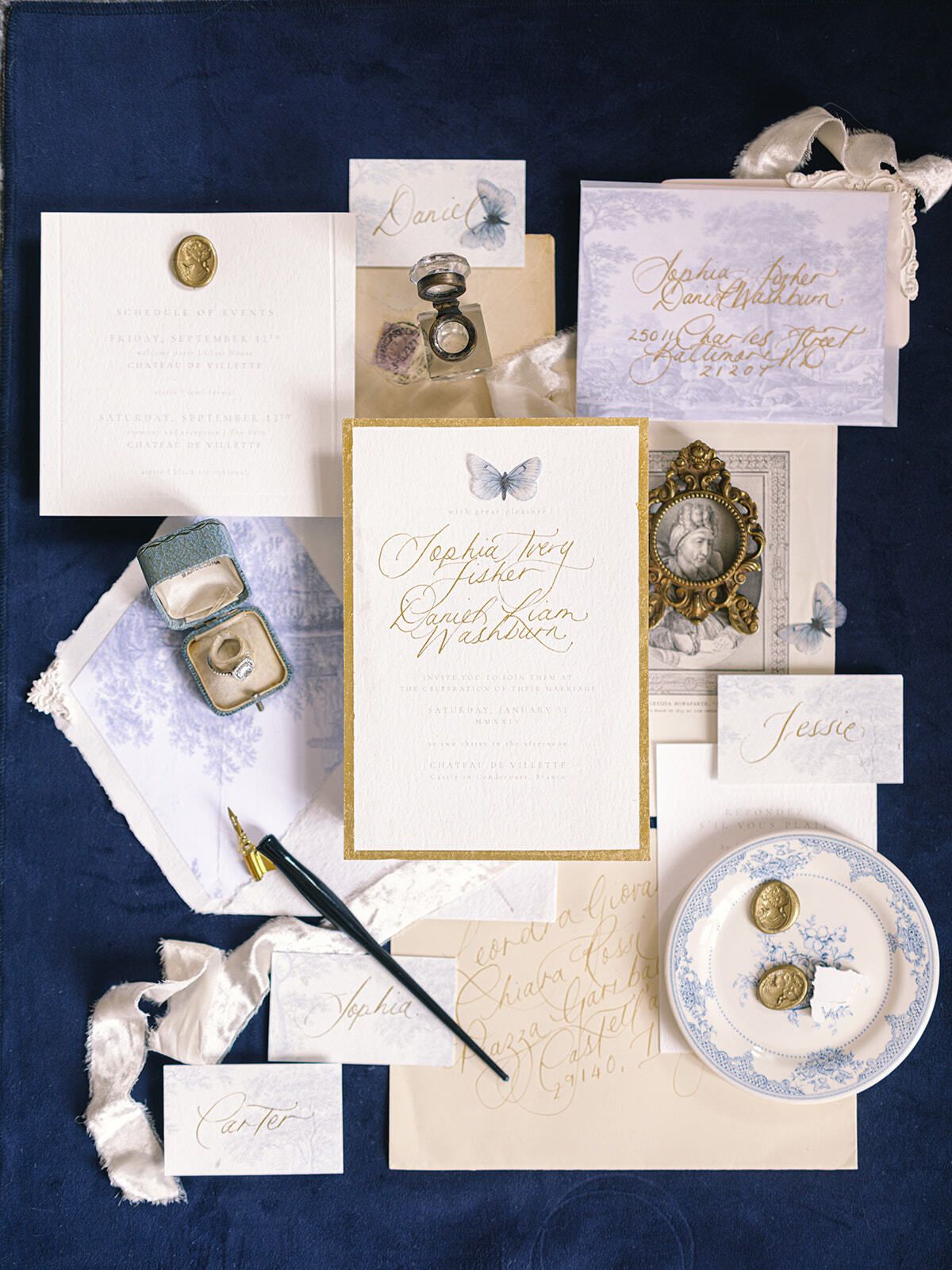 Flatlay mit Hochzeitspapeterie auf marineblauem Samt