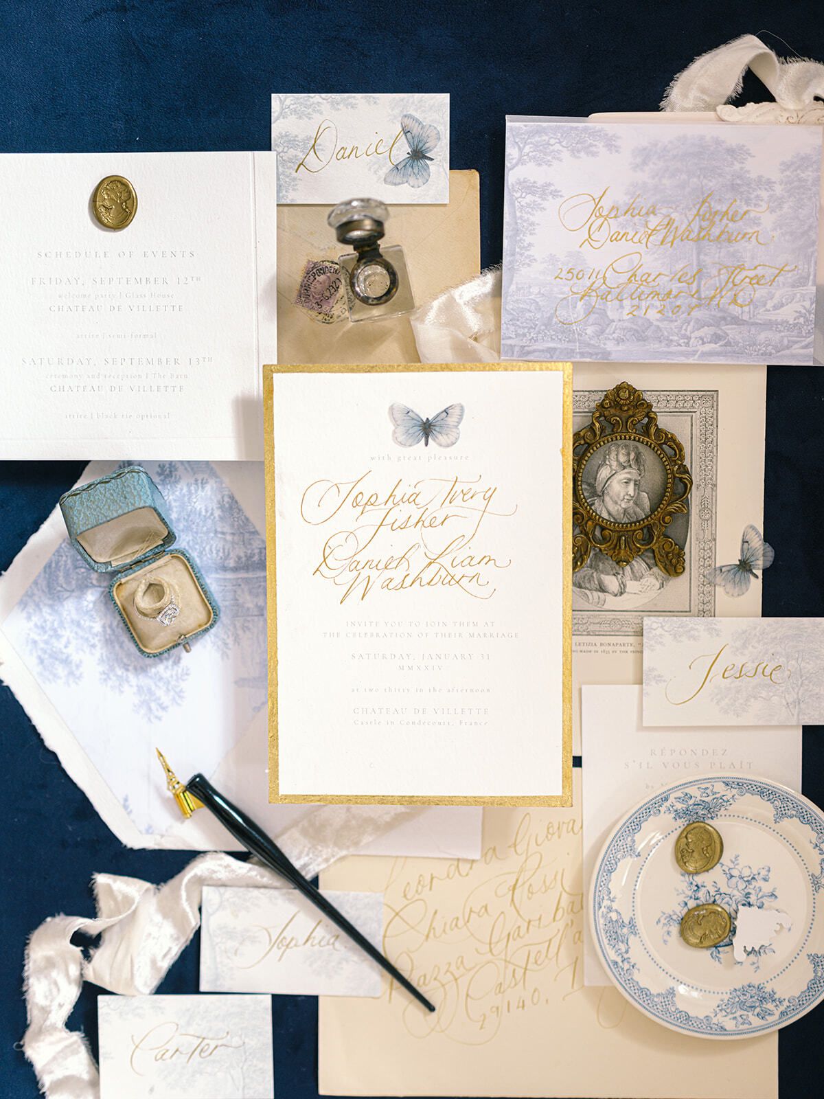 Flat lay de papelería de boda con caligrafía, sellos de lacre y una pluma estilográfica