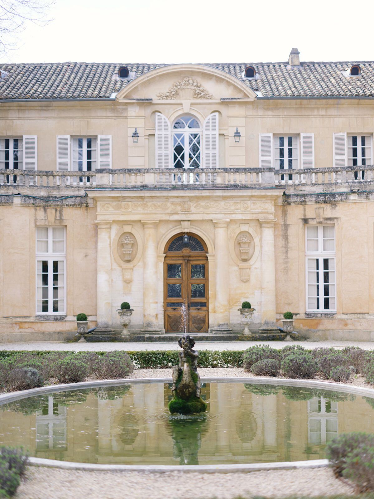 Fachada y estanque con fuente del Château Martinay, Provenza