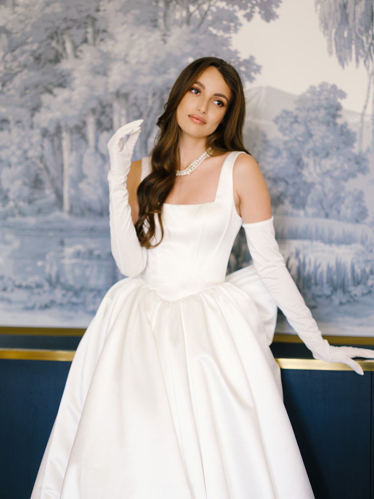 Novia con guantes largos y vestido de satén, Château Martinay