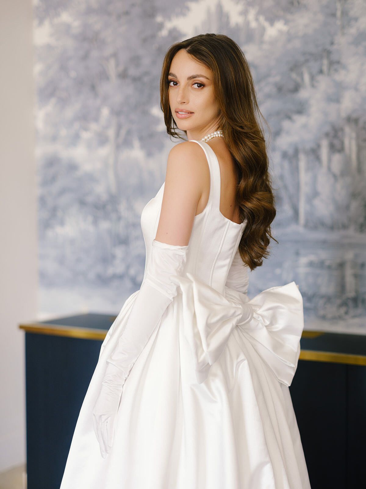 Novia con vestido de satén y un gran lazo en la espalda