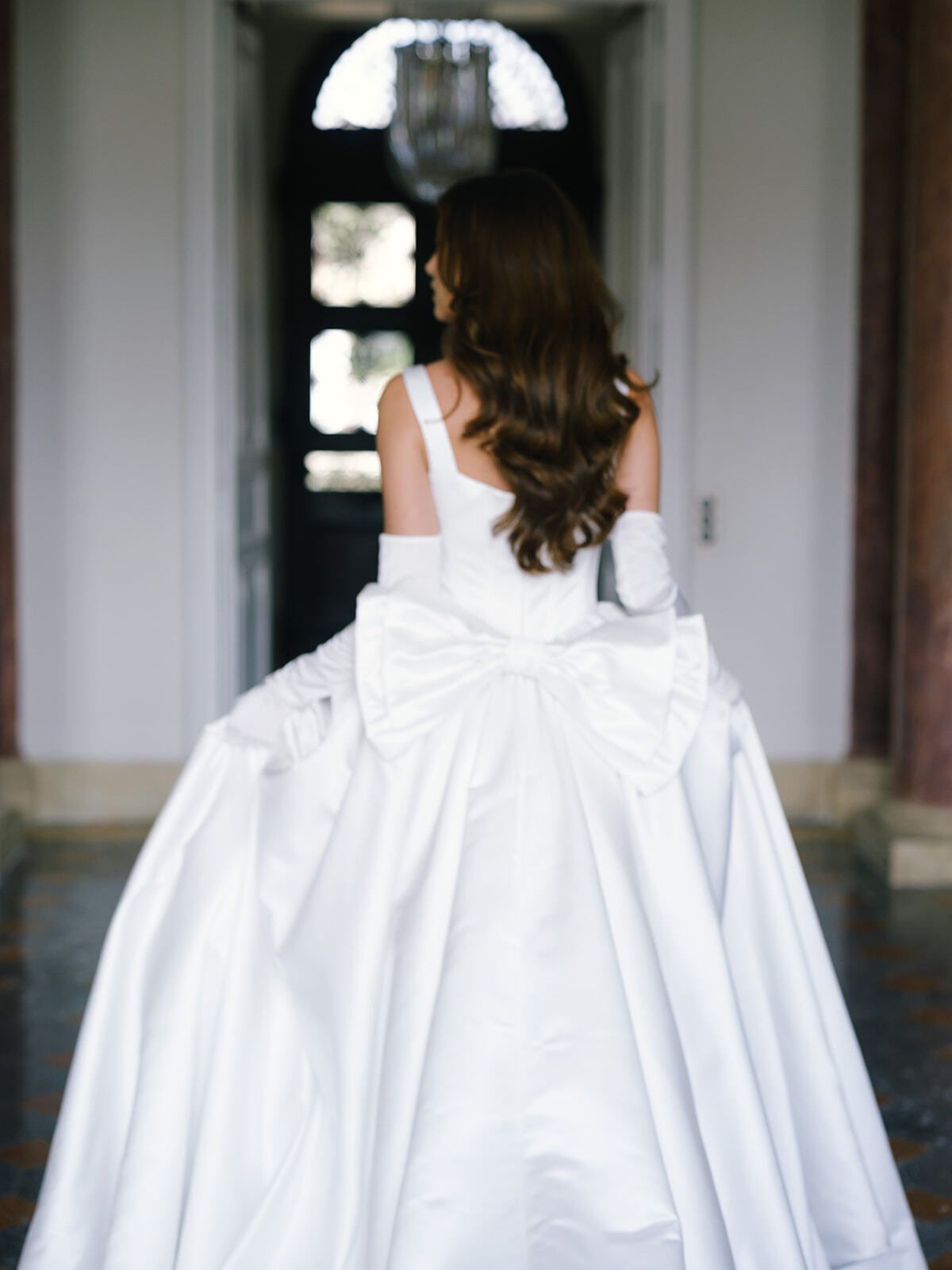 Espalda de un vestido de novia con un lazo enorme
