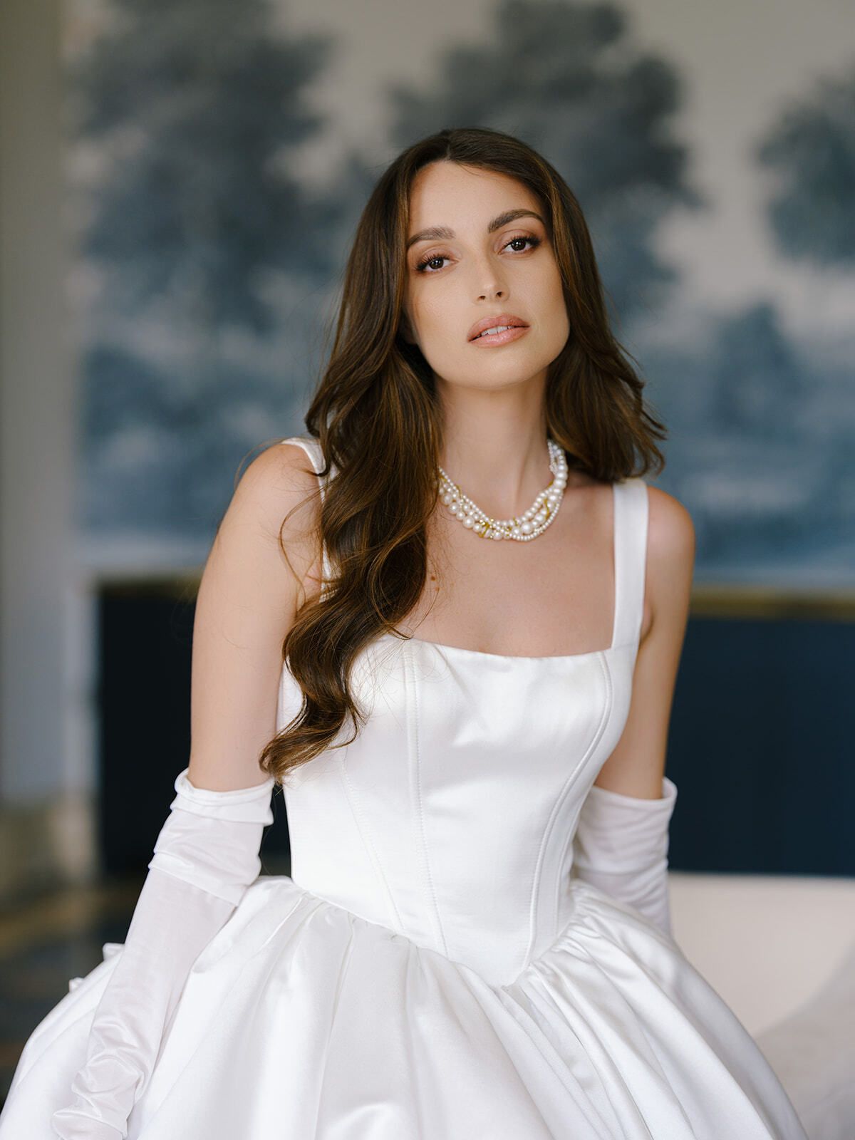 Novia con perlas y largos guantes blancos, Château Martinay