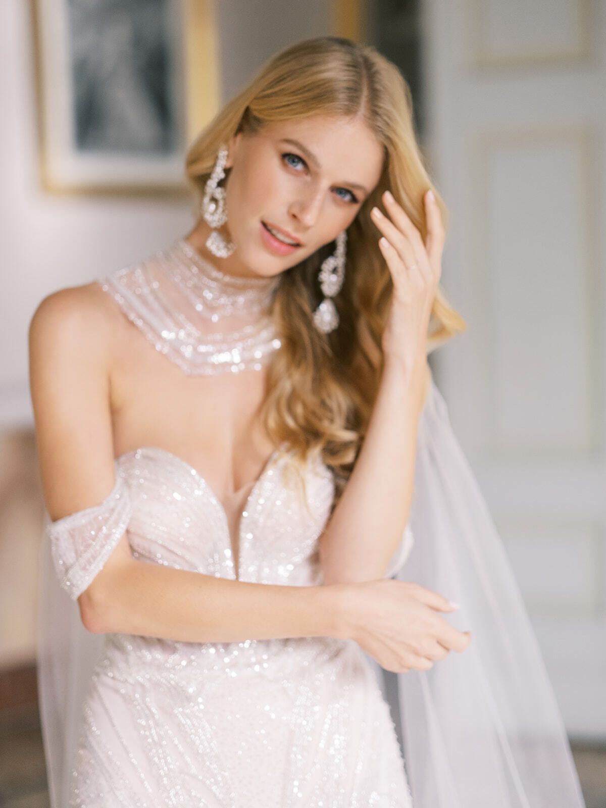 Novia con gargantilla de cristales y vestido bordado