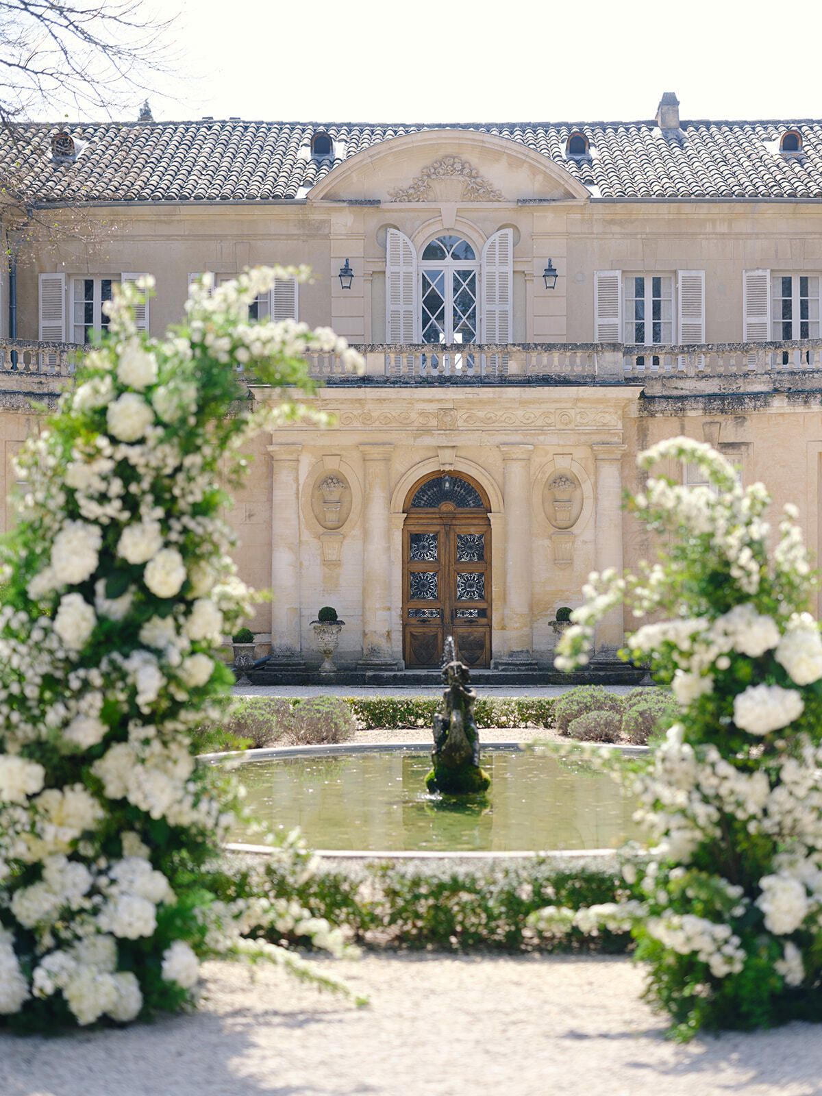Arco floral blanco ante la fachada del Château Martinay