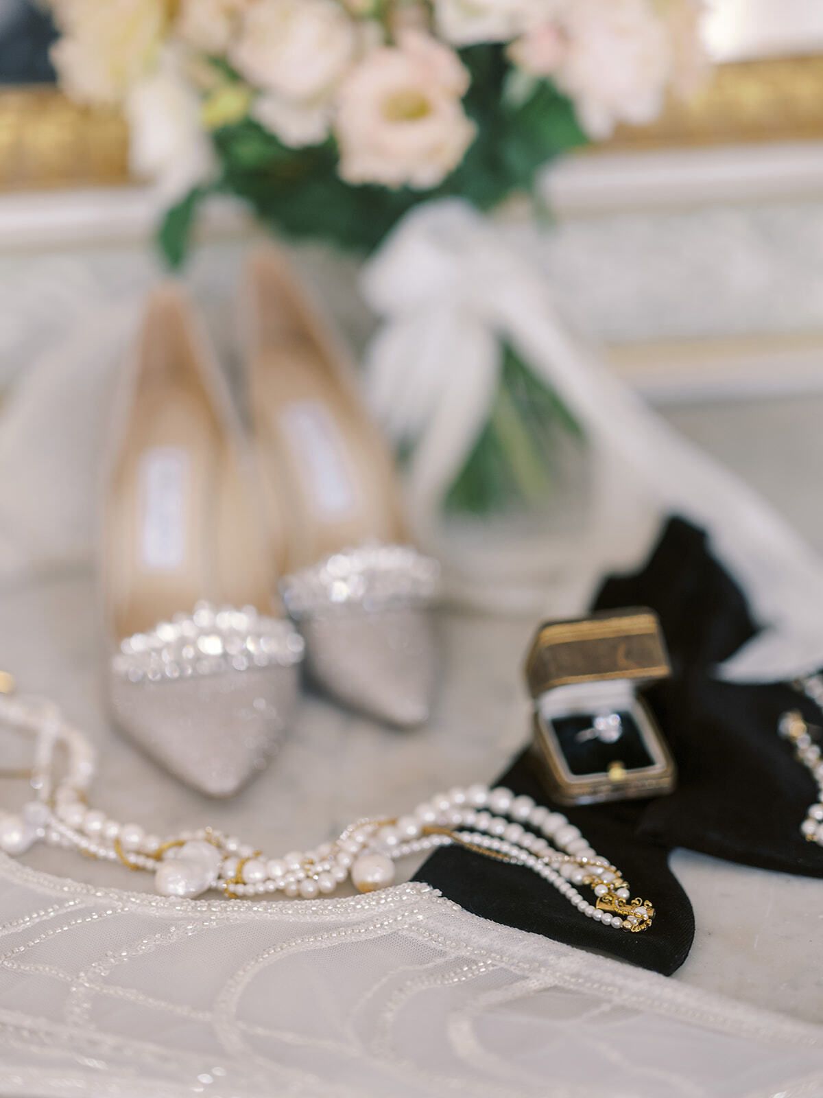 Escarpins de mariée, écrin à bague et bijoux en perles avec des roses